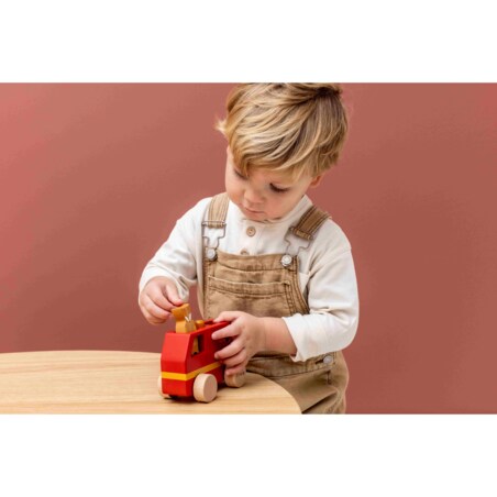 Mały drewniany wóz strażacki