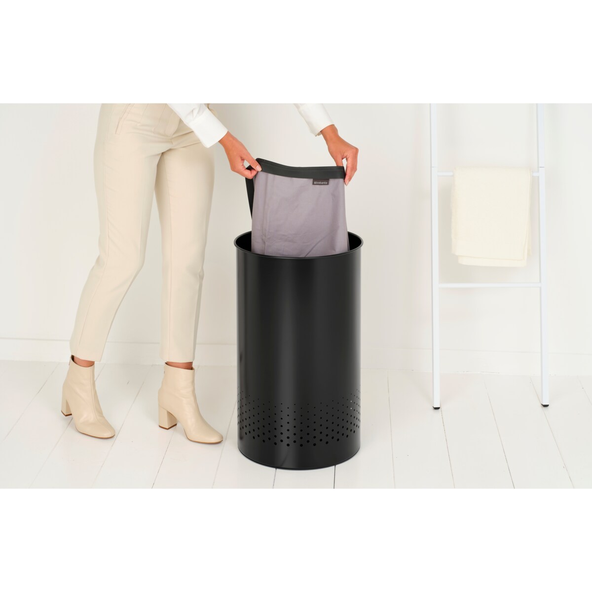Kosz na bieliznę 60 l z pokrywą czarny mat 242380
