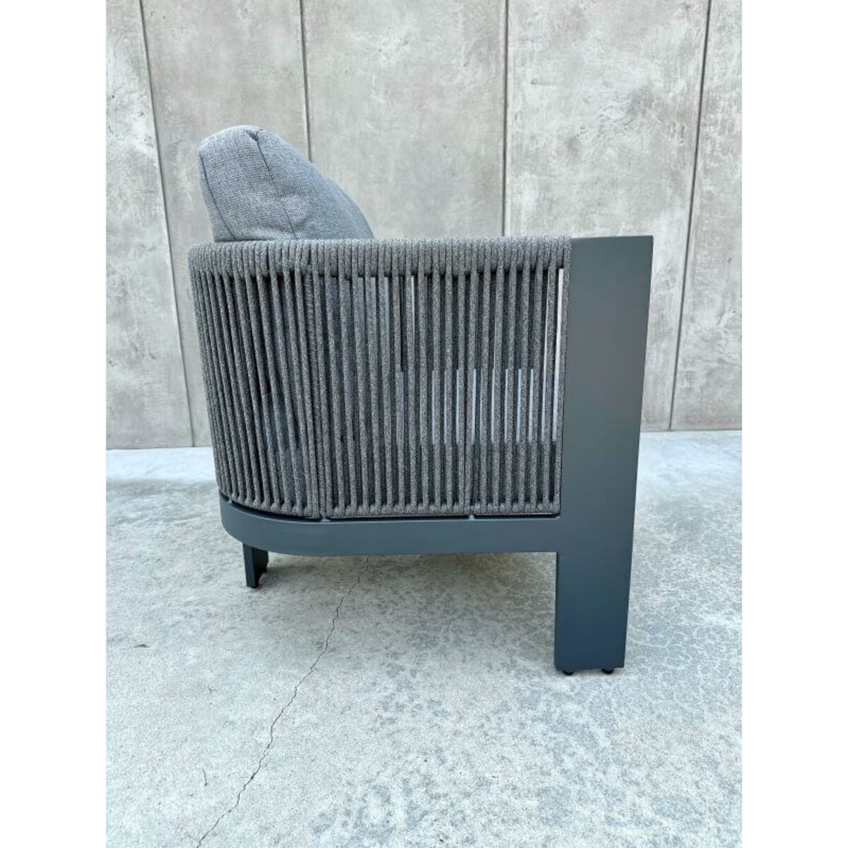 ALUMINIOWY FOTEL LEONE W KOLORZE SZARYM