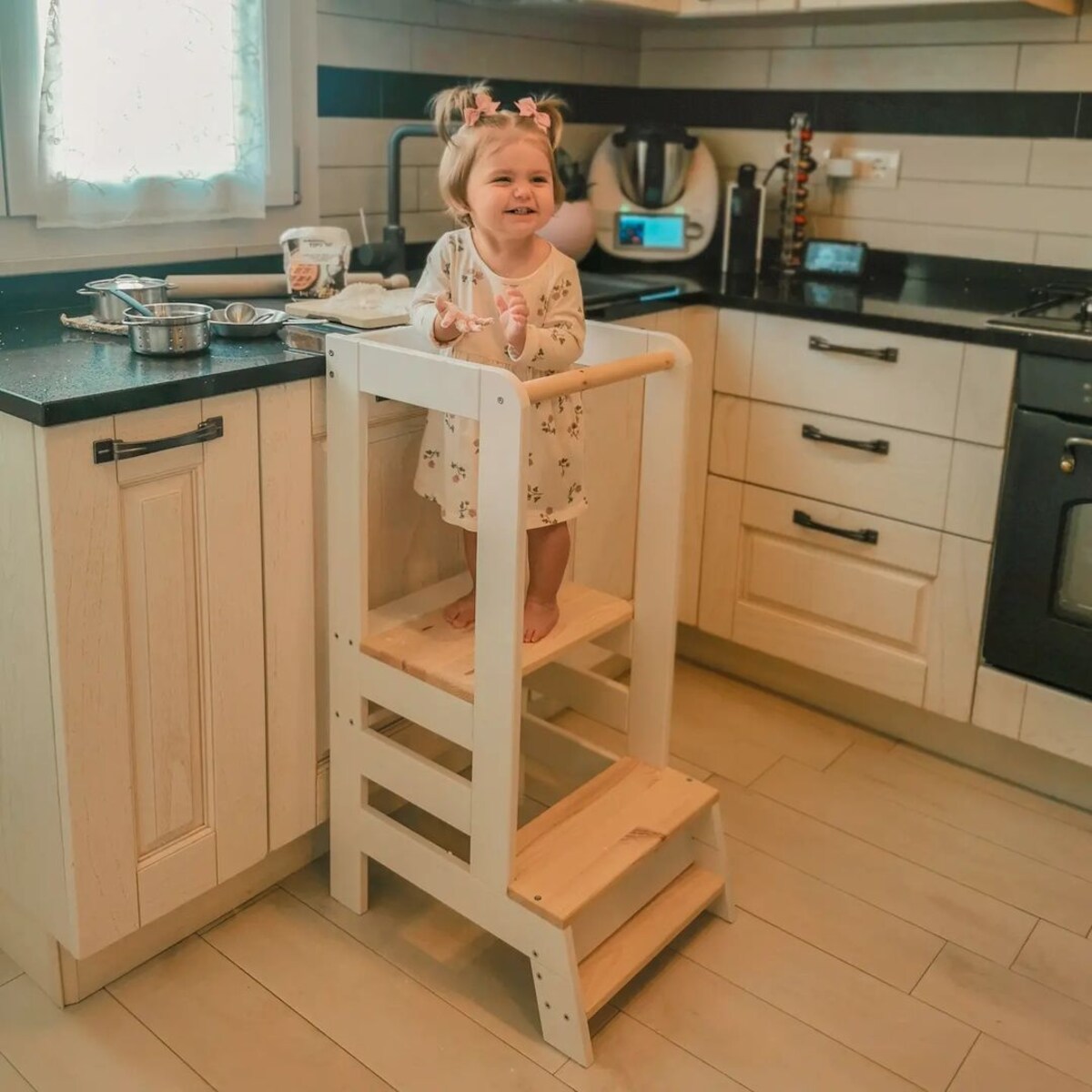 Kitchen Helper z Tablicą, Drewniany Pomocnik Kuchenny dla Dziecka, Biały-Naturalny