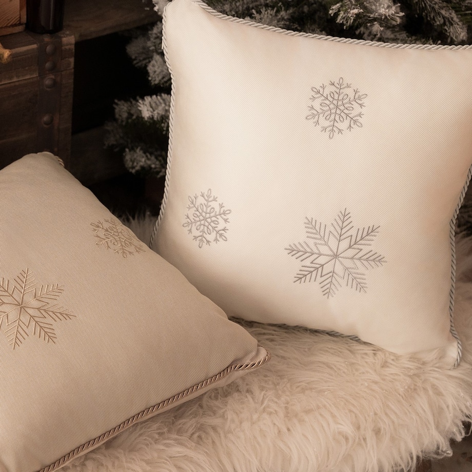 Biała poduszka zimowa Snowflake VII 45x45 cm