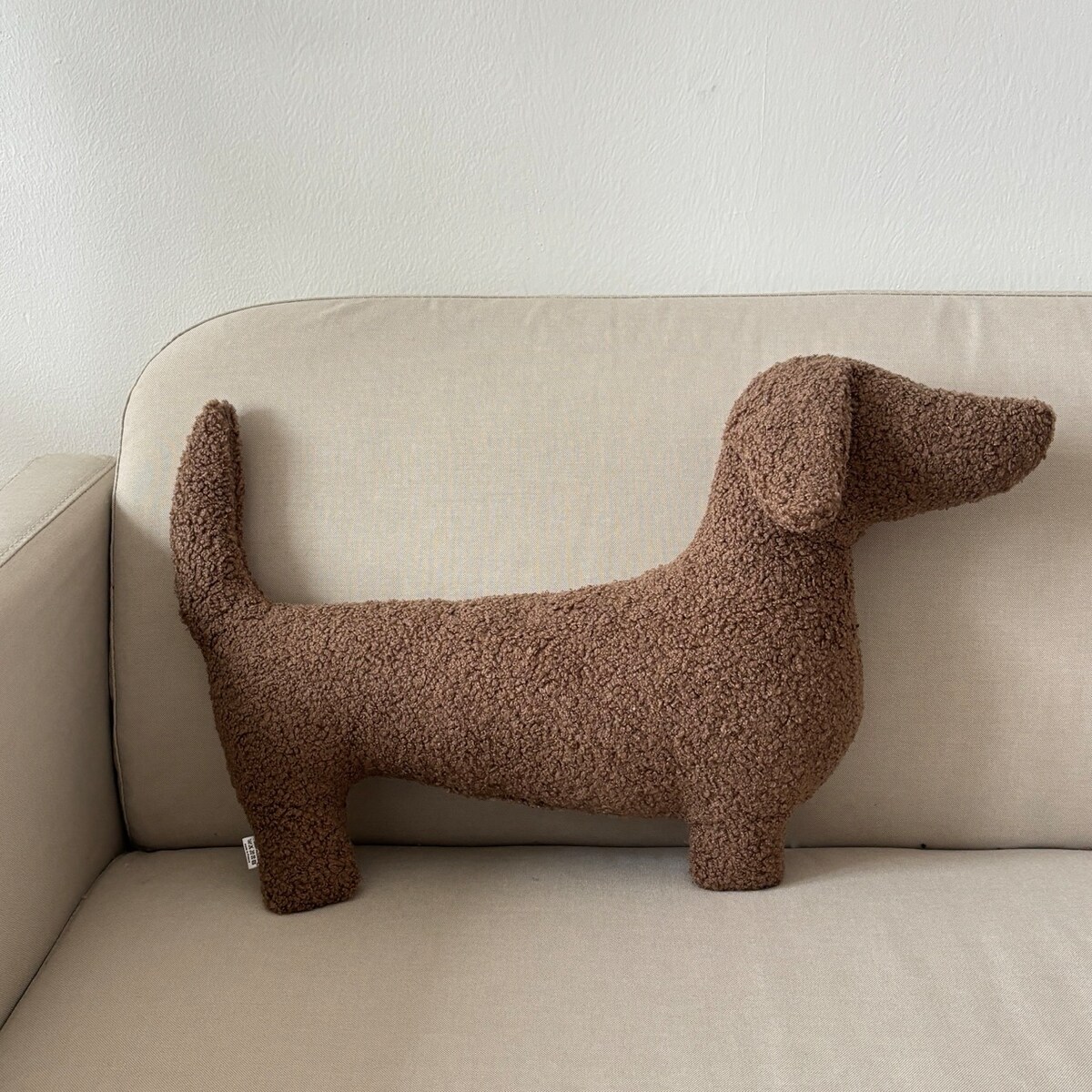 Poduszka pies Jamnik brązowy boucle