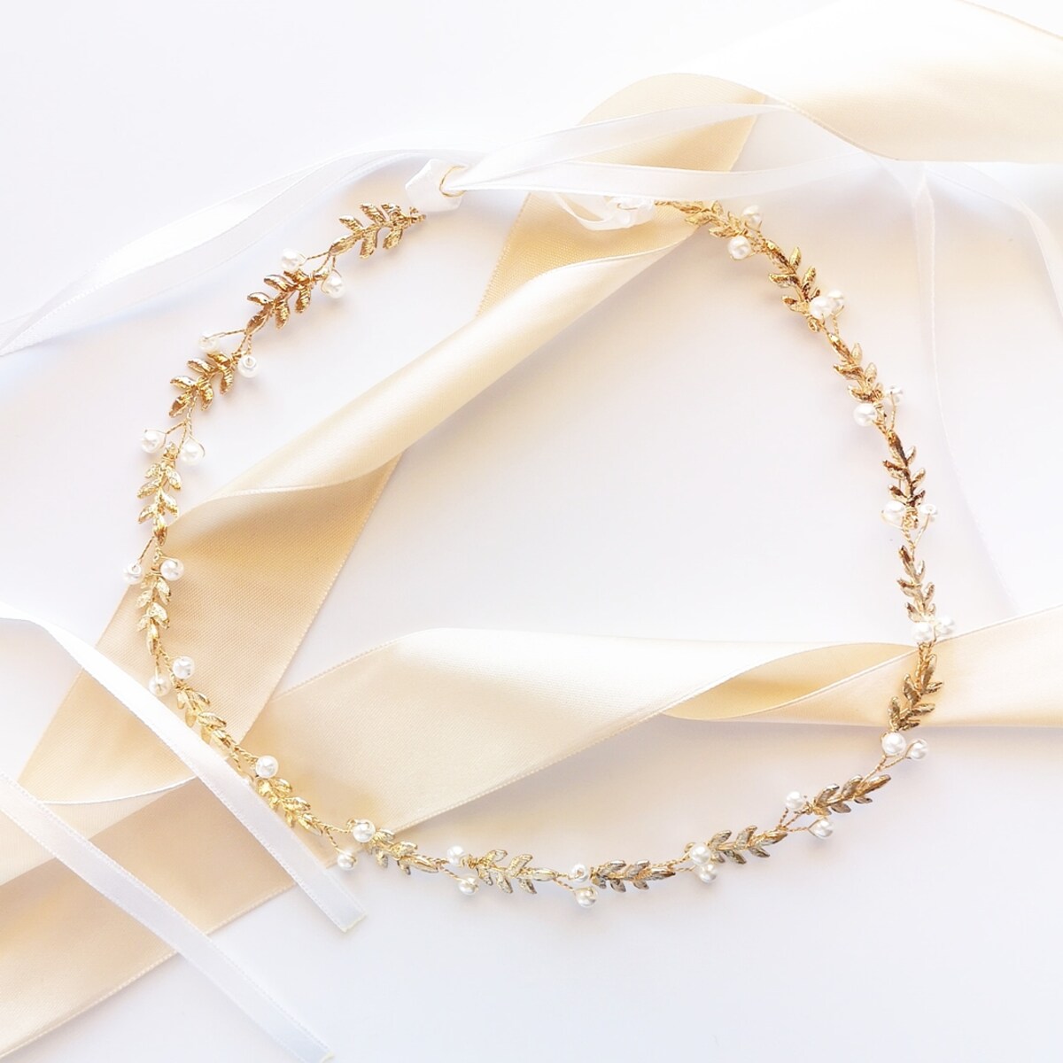 Delikatny złoty wianek z perełkami i listkami