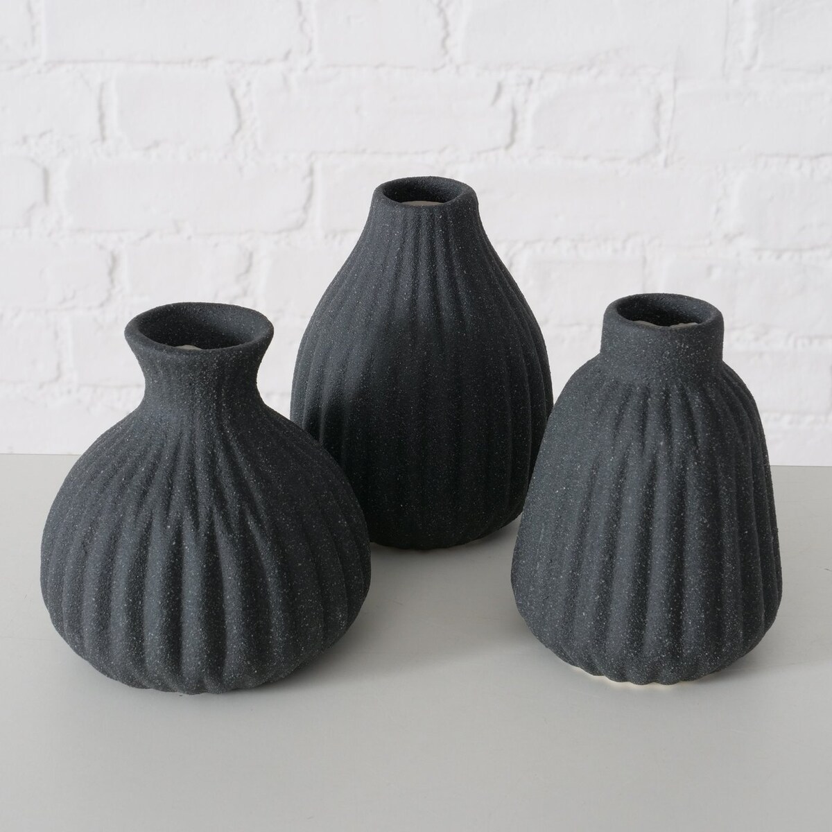 Wazon ceramiczny w prążki ESKO, czarny mat