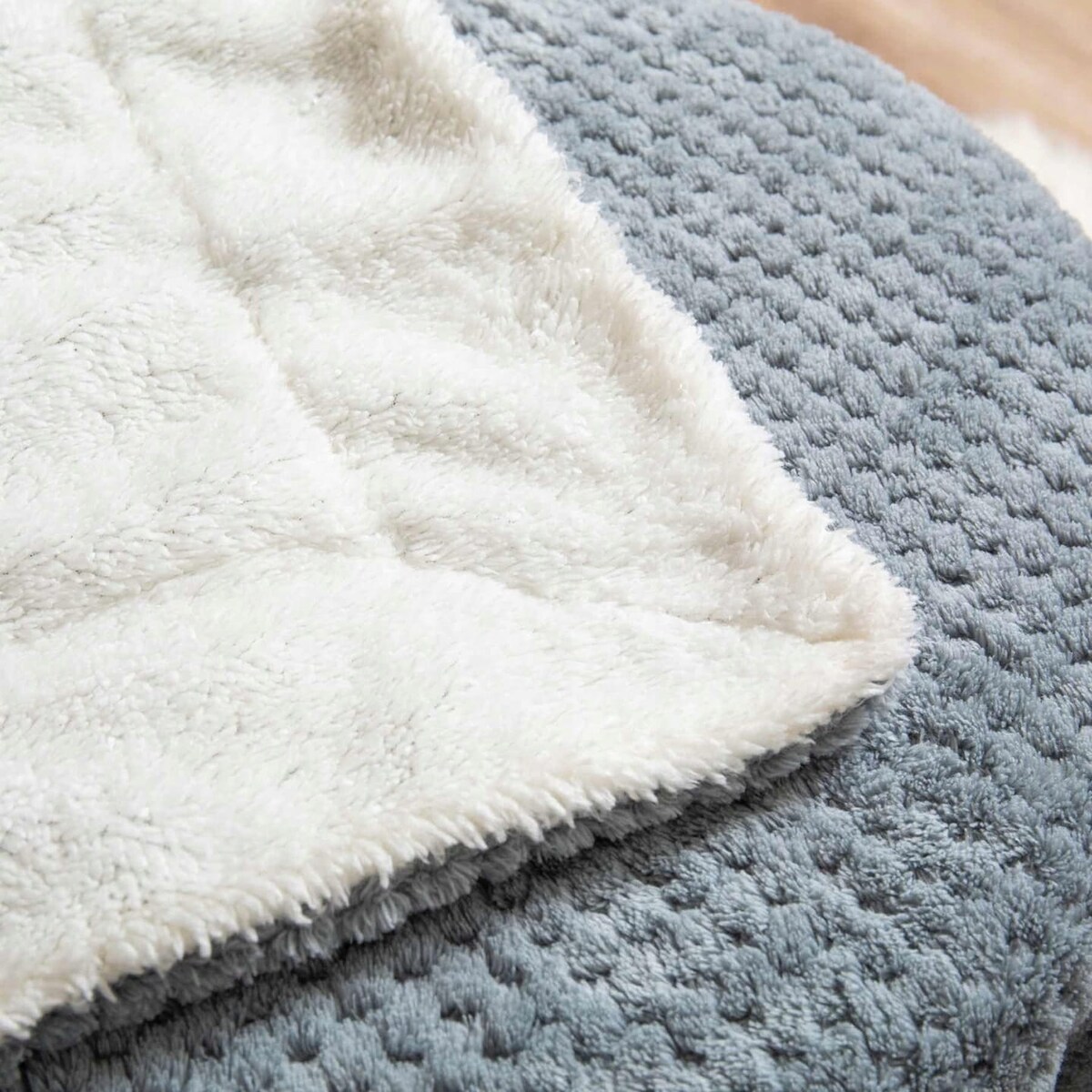 Szary Koc Narzuta z Mikrofibry Baranek 150x200 Sherpa