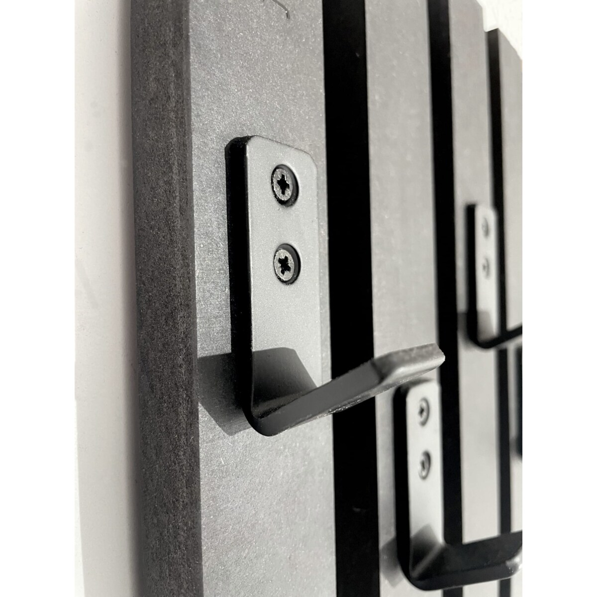 Drewniany wieszak na ubrania Lamele 98cm moduł 12cm czarny