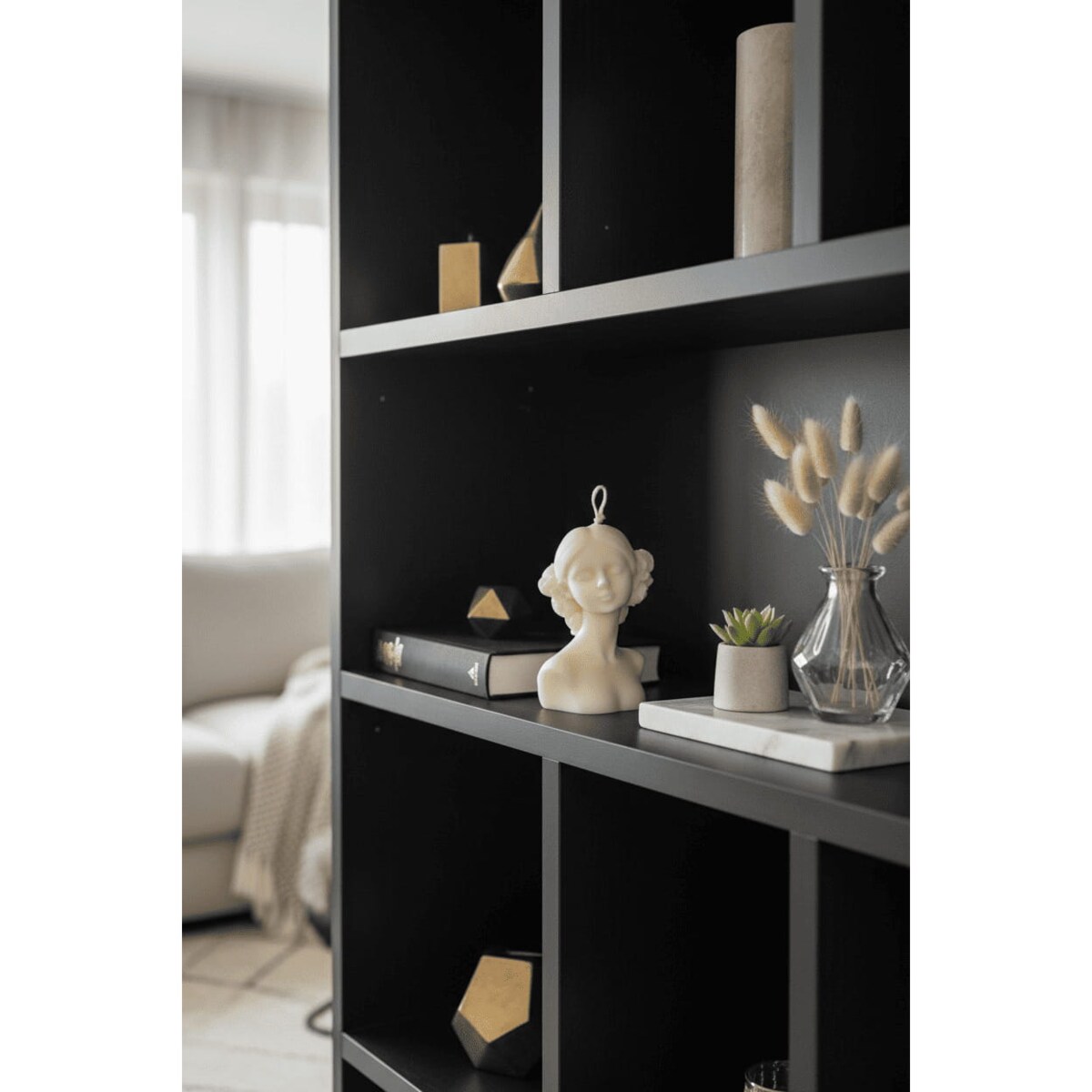 Świeca sojowa Clara – kobieca rzeźba z kwiatami z naturalnego, bezzapachowego wosku