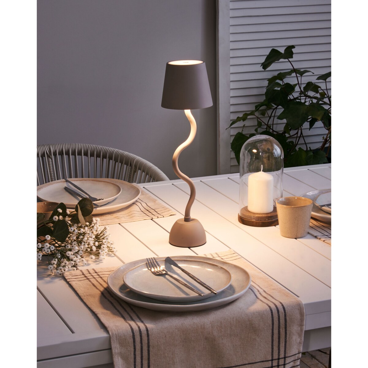 Bezprzewodowa lampa stołowa metalowa beżowa VOUGA