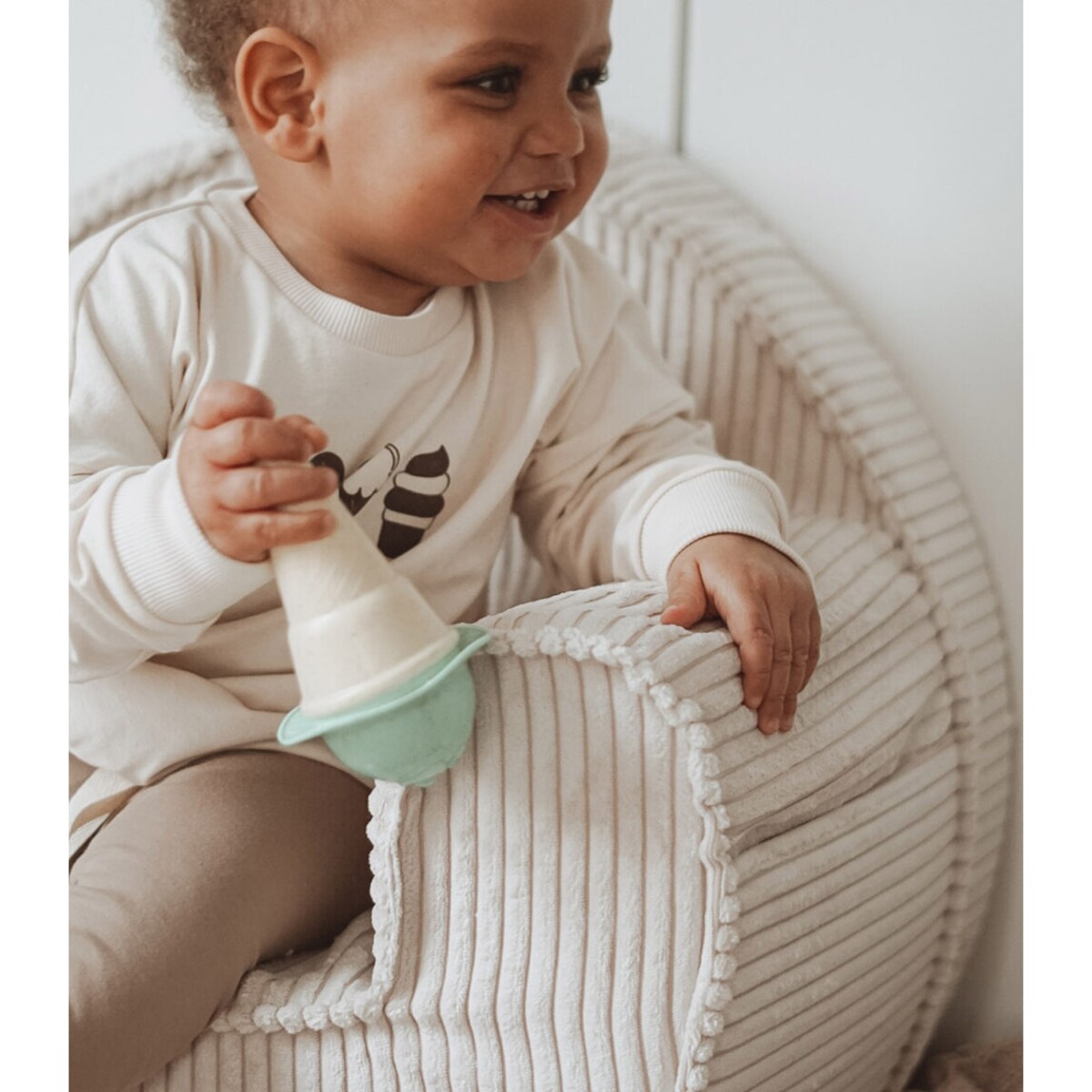 Off white – fotelik dla dzieci