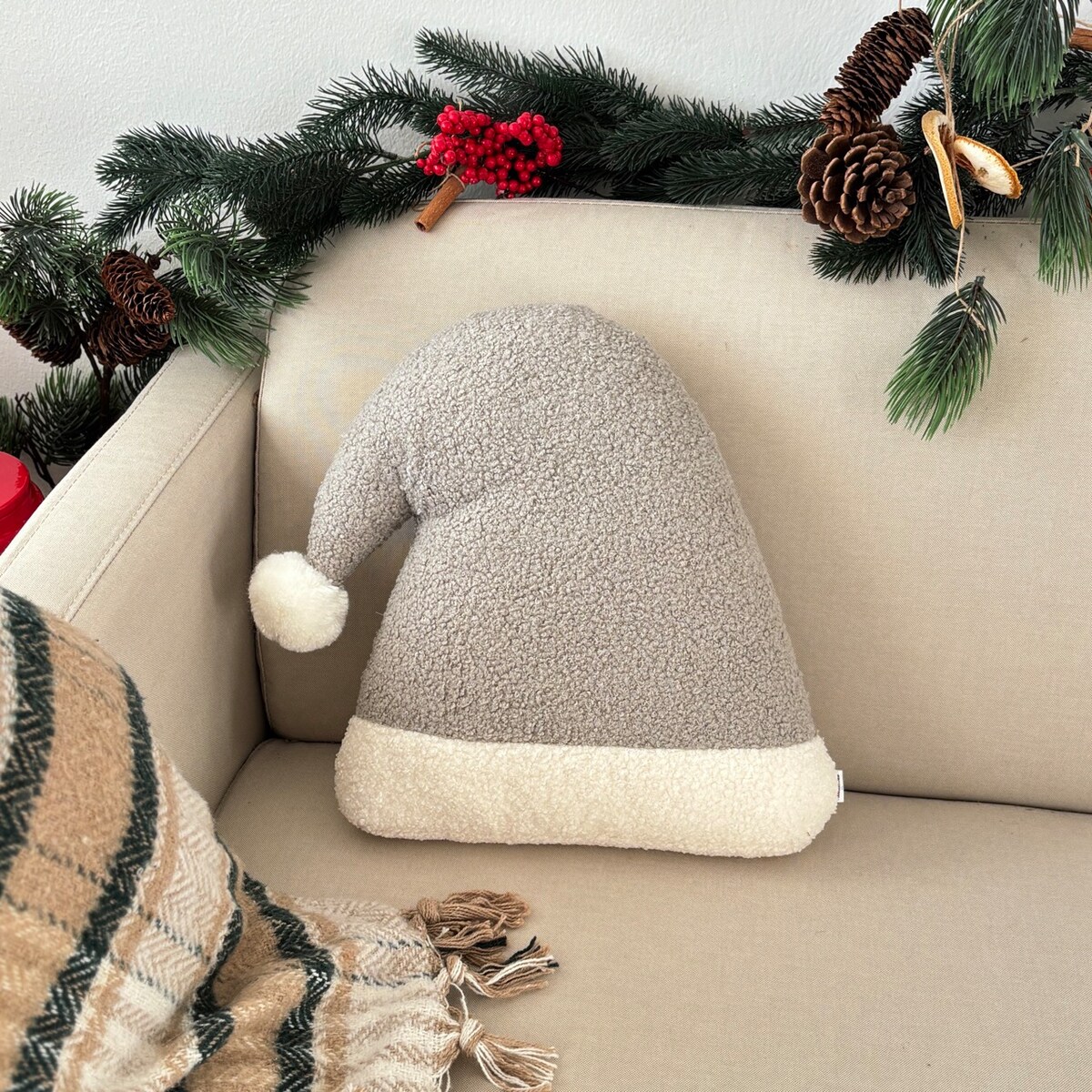 Poduszka w kształcie czapki Mikołaja szara boucle