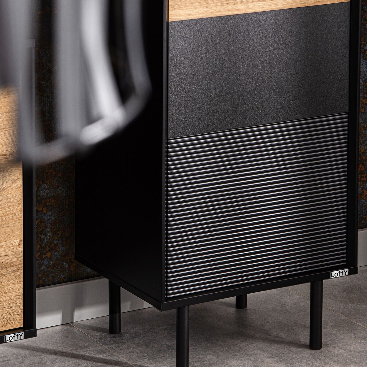 KONSIMO LOFTY Wysoki regał z ryflowaniem