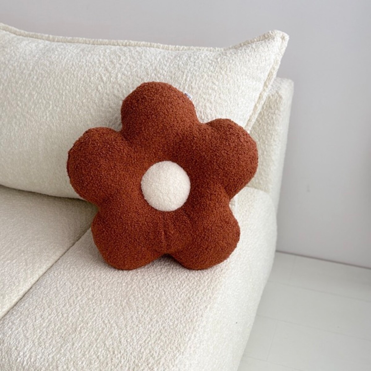 Poduszka boucle mały Kwiatek rudy / biały