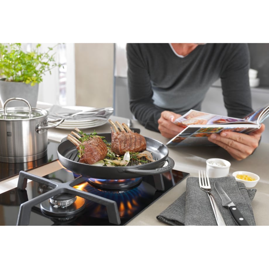 Okrągła patelnia żeliwna grillowa Staub z dwoma uchwytami - 30 cm, Grafitowy