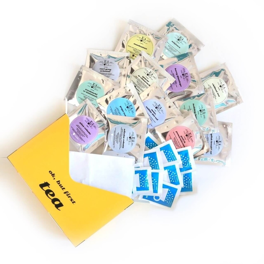 Walizka z herbatą w podróży zestaw herbat smakowych na podróż z zaparzaczem i cukrem trzcinowym 12xsaszetka 5g + 2xsaszetka 8g + zaparzacz + 14xsaszetka z cukrem trzcinowym