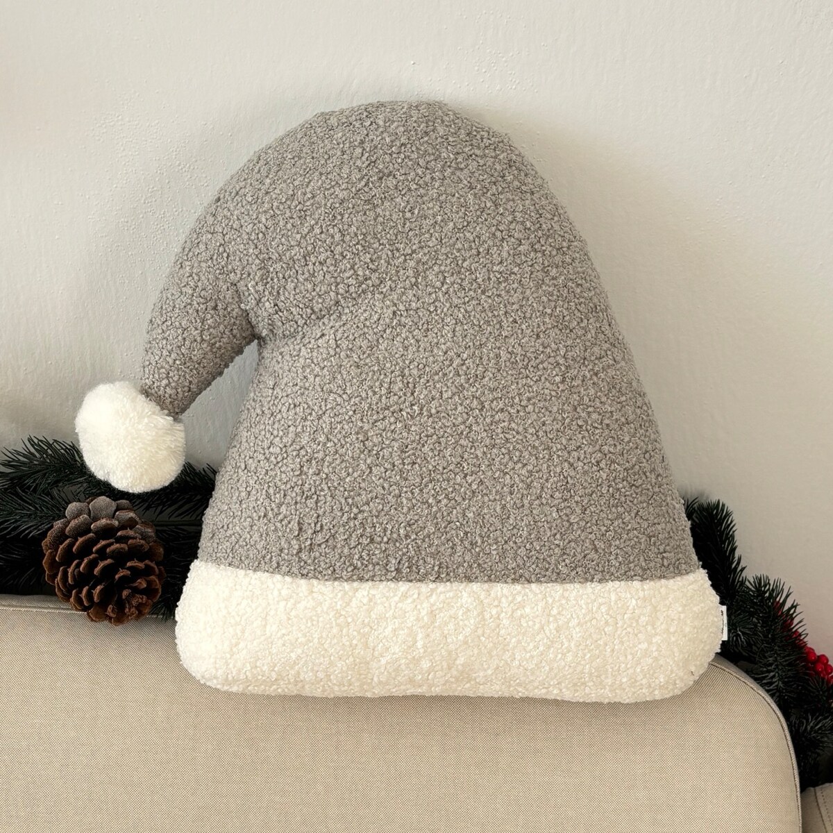 Poduszka w kształcie czapki Mikołaja szara boucle