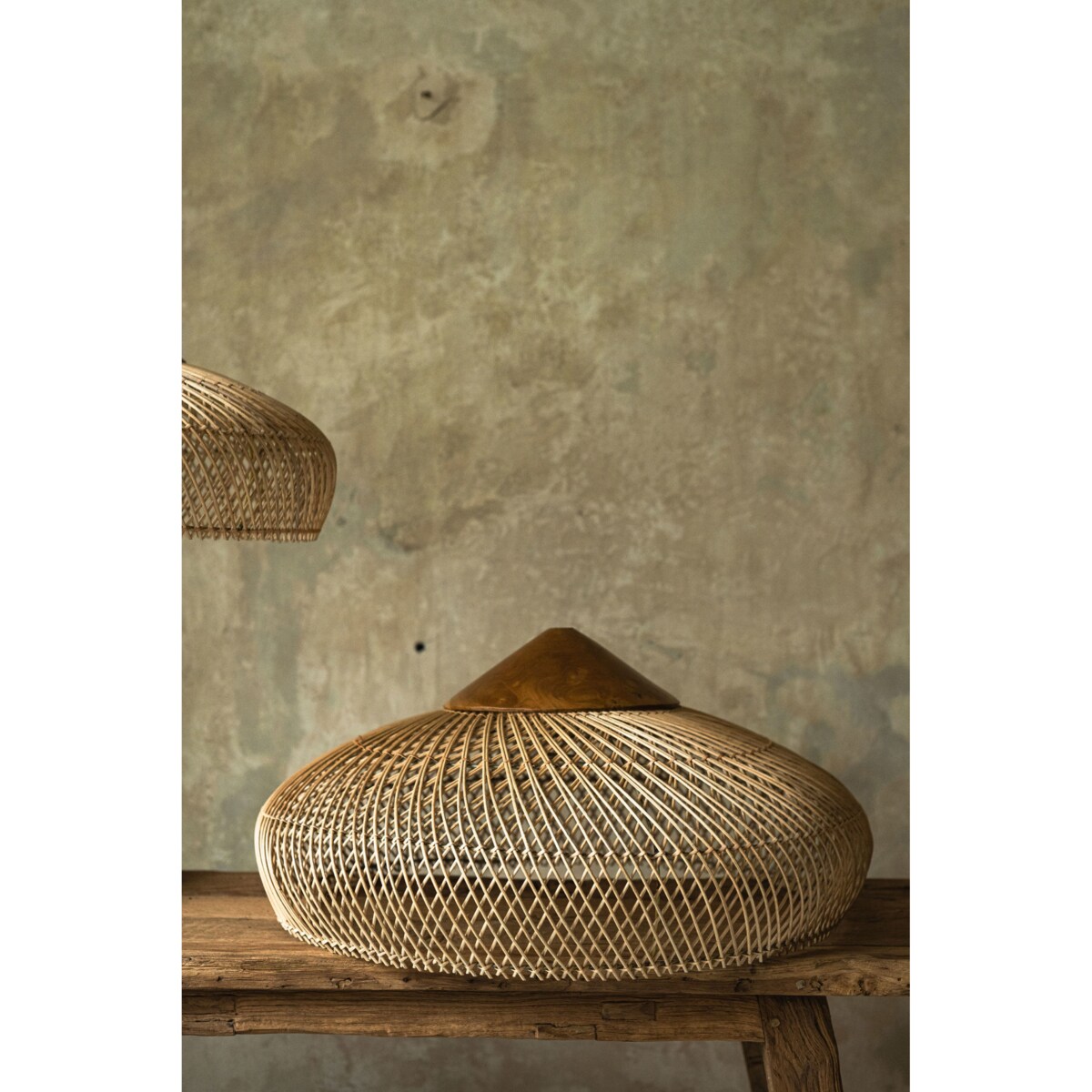 Rattanowa lampa z drewnem teakowym BONNET w rozmiarze M - naturalna