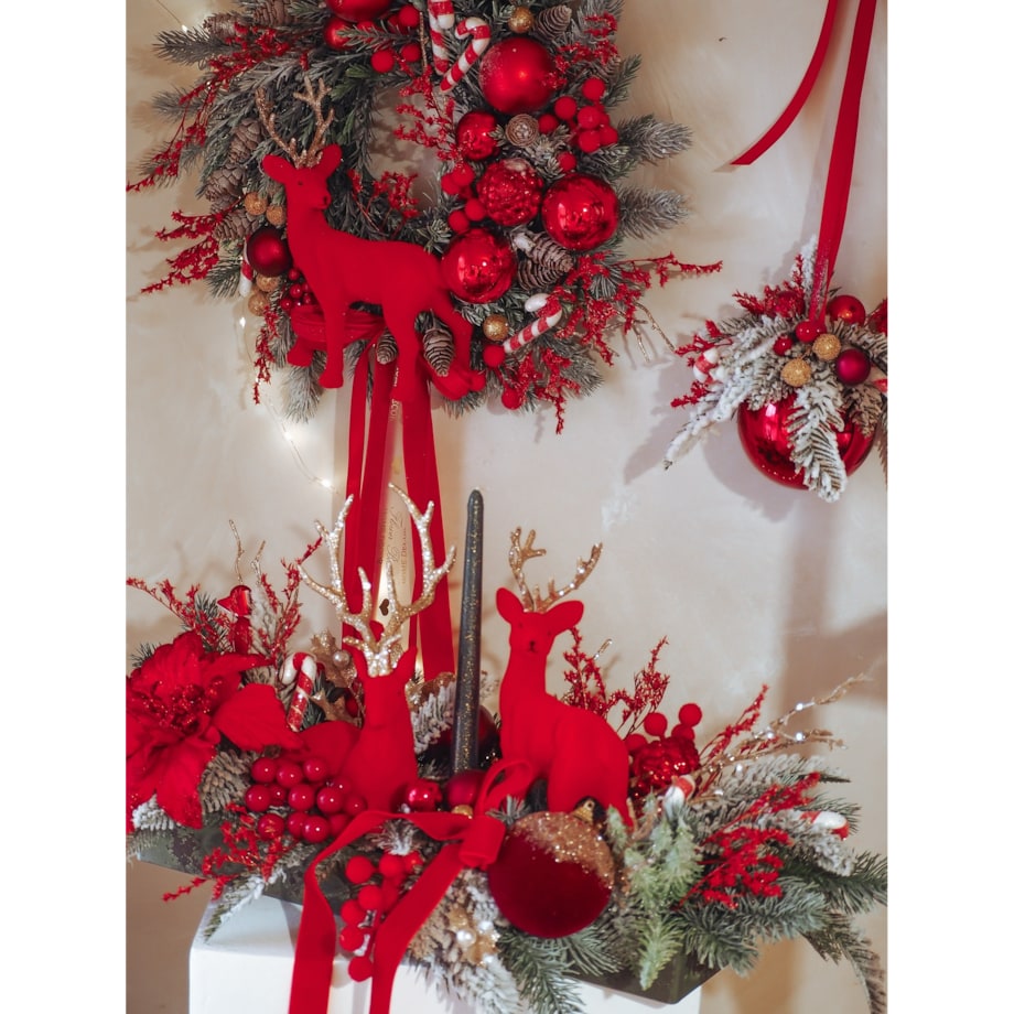 Kompozycja na stół podłużna czerwień renifery świeca