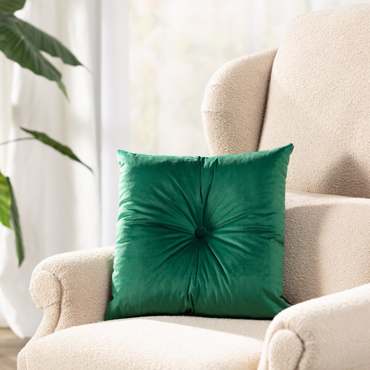 Poduszka kwadratowa Velvet z guzikiem, butelkowa zieleń, 37 x 37cm, Christmas