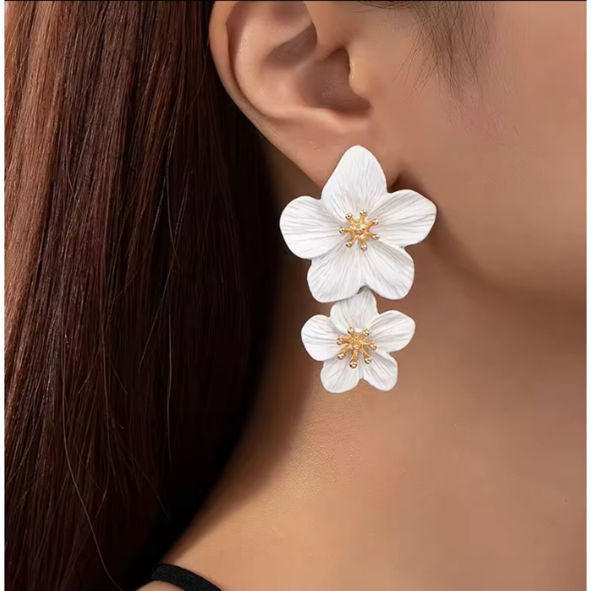 Kolczyki białe podwójne kwiatowe lekkie na sztyft