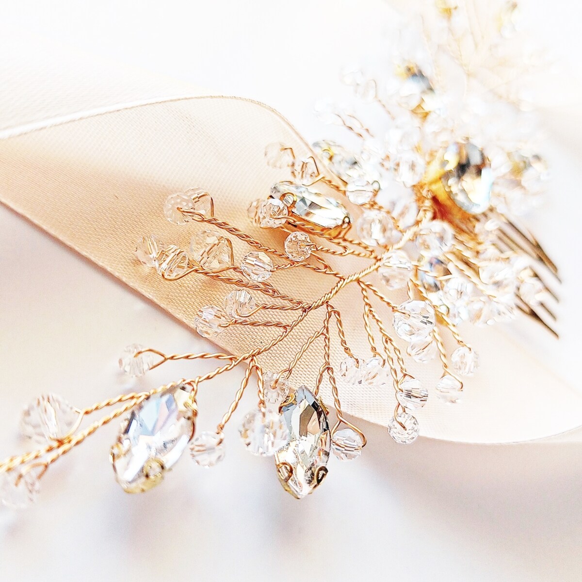 Okazały grzebyk do włosów złoty z kryształkami i cyrkoniami