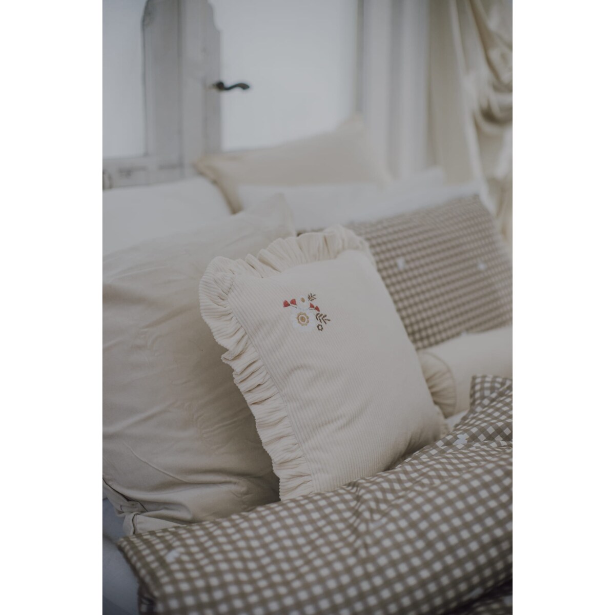 Poduszka dekoracyjna sztruksowa z falbanką natural