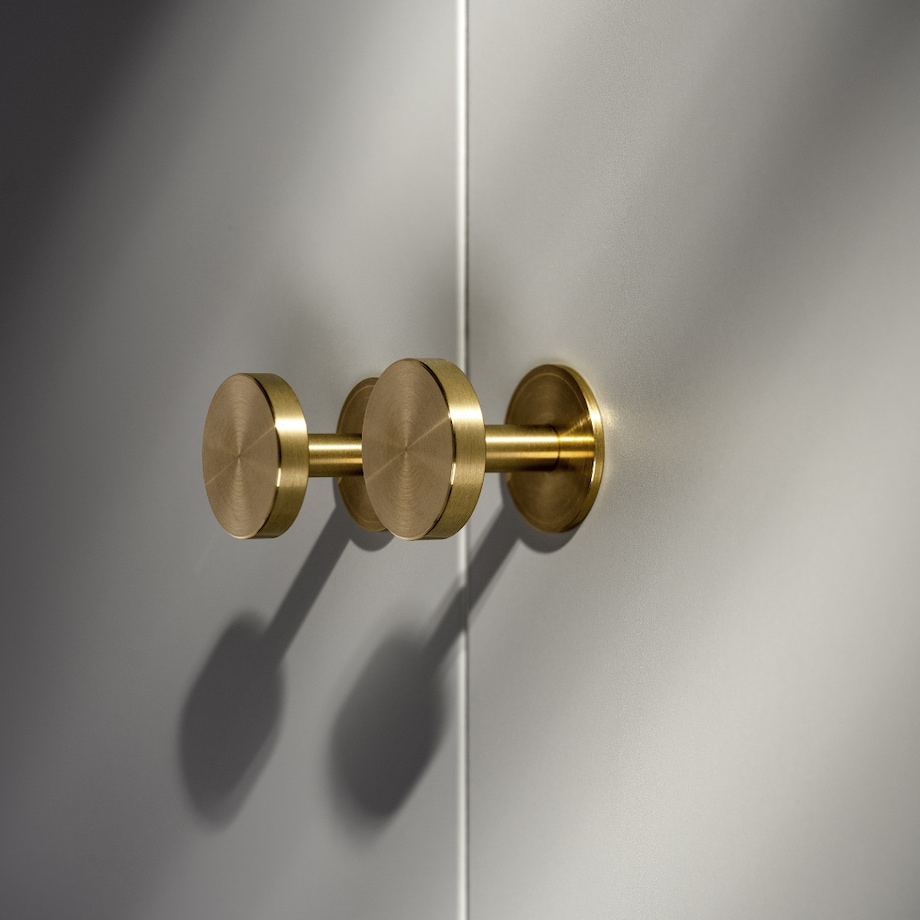 NENA M uchwyt jednopunktowy mosiężny szczotkowany nielakierowany