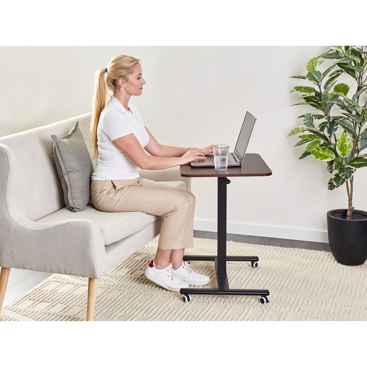Regulowany stolik pod laptopa ACADEMIA 65 cm 48 cm z kółkami Ciemnobrązowy