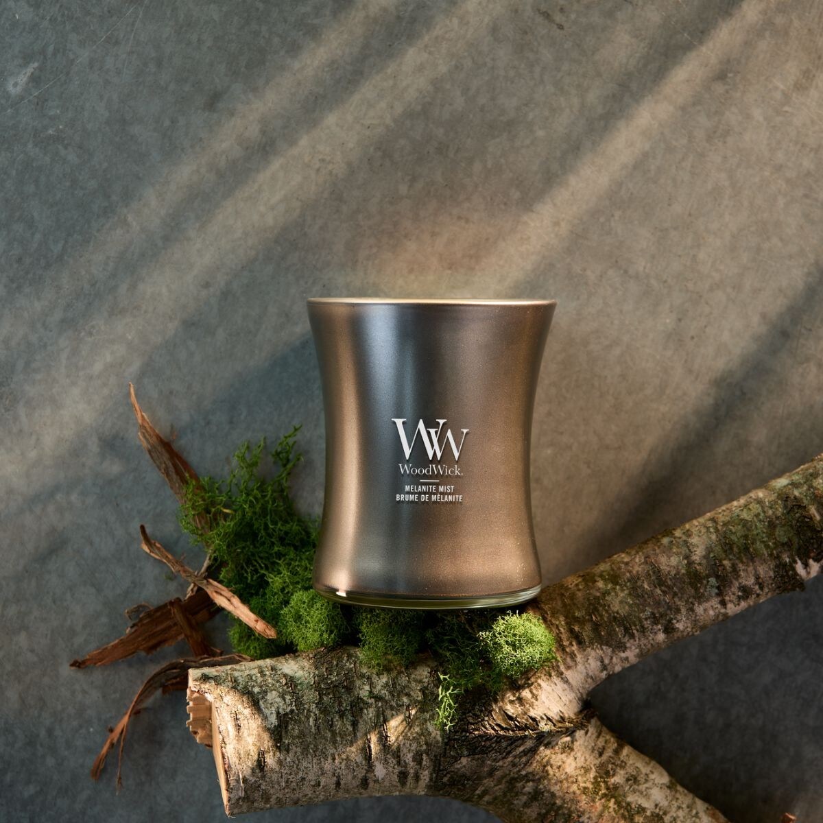 WoodWick świeca średnia MELANITE MIST