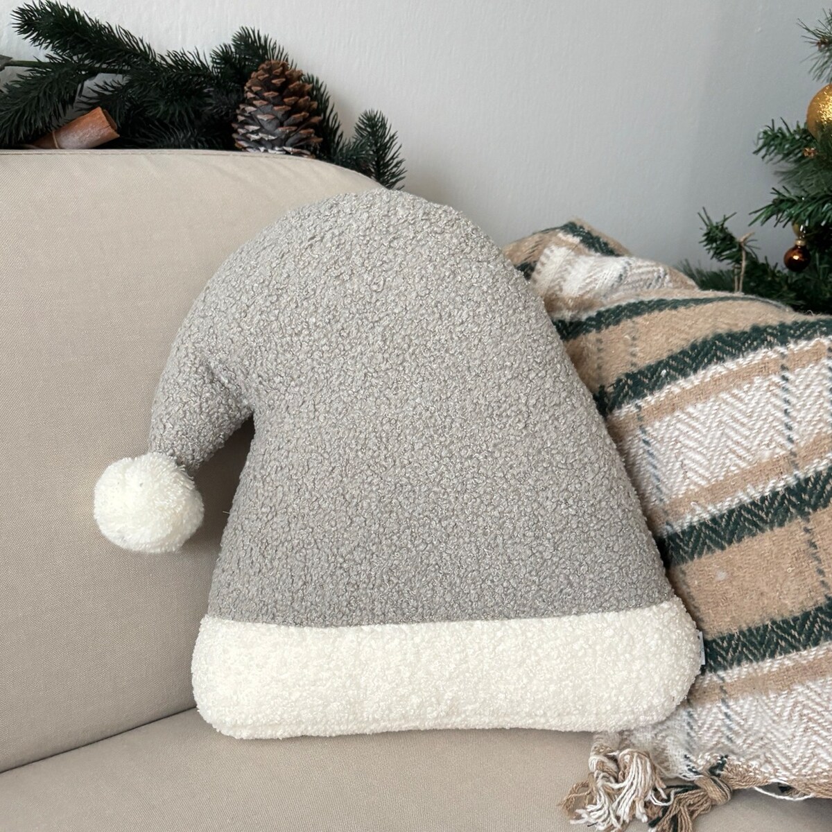 Poduszka w kształcie czapki Mikołaja szara boucle