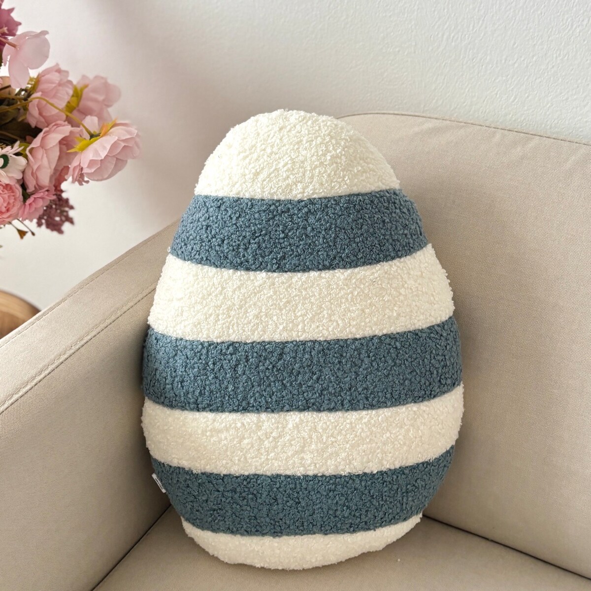 Poduszka jajko pisanka w paski bolce ecru niebieski