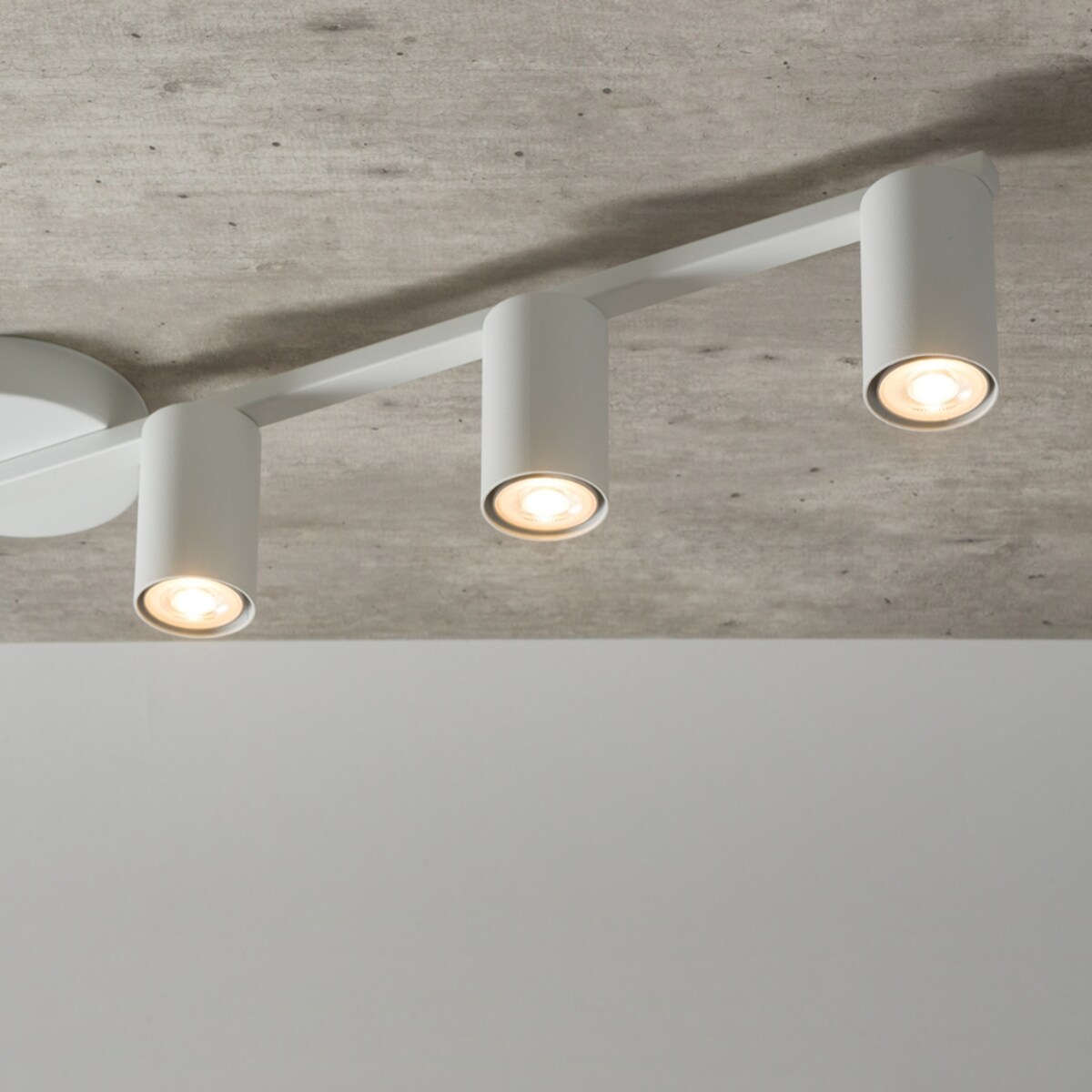 Natynkowa lampa sufitowa Sky metalowe tuby do pokoju białe