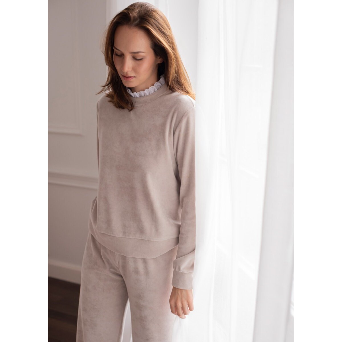 Welurowy zestaw beżowa bluza z koronką i spodnie - L