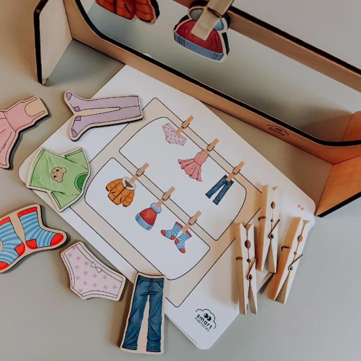 Układanka lewopółkulowa drewniana ze spinaczami - Wieszamy pranie z kartami