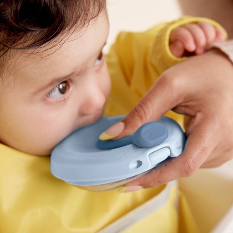 Silikonowa miseczka z pokrywką do karmienia niemowląt i dzieci lullaby błękit b.box