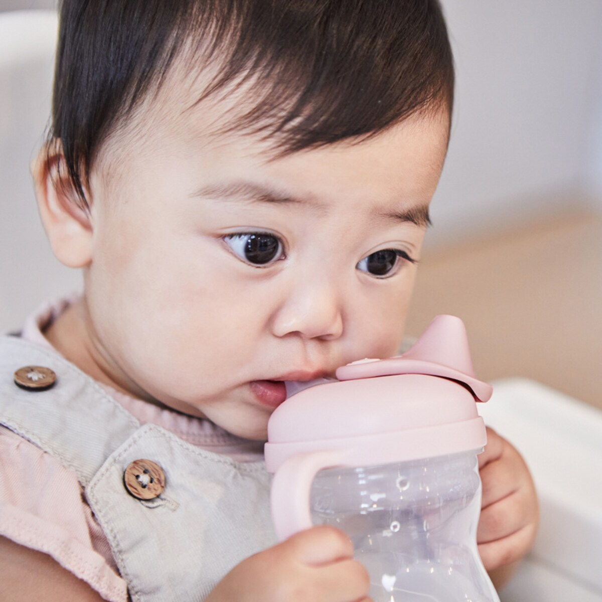 Kubek niekapek z miękkim ustnikiem dla dzieci 4m+ różowy do nauki samodzielnego picia b.box