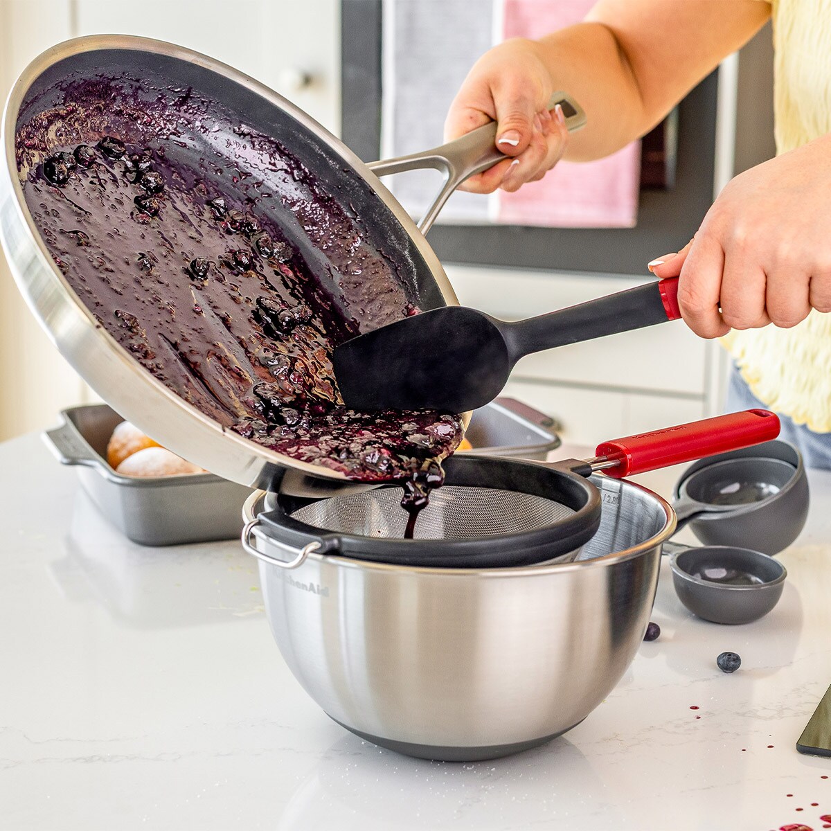 KitchenAid sitko kuchenne z uchwytem 17 cm Empire Red