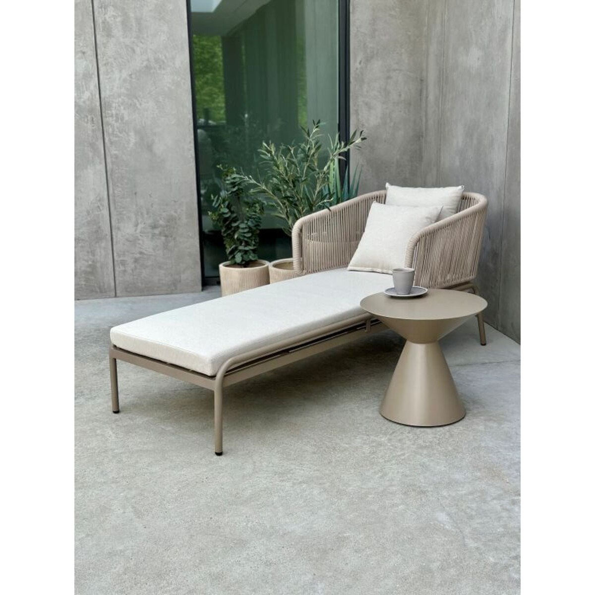 ALUMINIOWY LEŻAK NAZARIO W KOLORZE SZAMPAŃSKIM