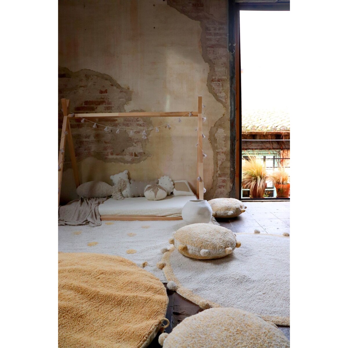 Poduszka podłogowa Bubbly Honey Lorena Canals