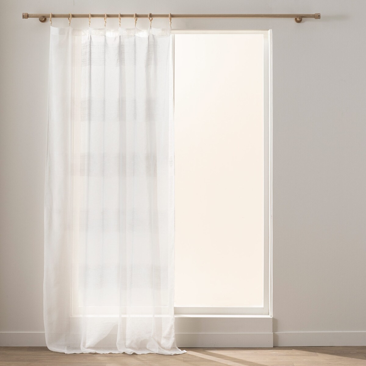 Firanka na drewnianych przelotkach DALTON BLANC, 140 x 240 cm