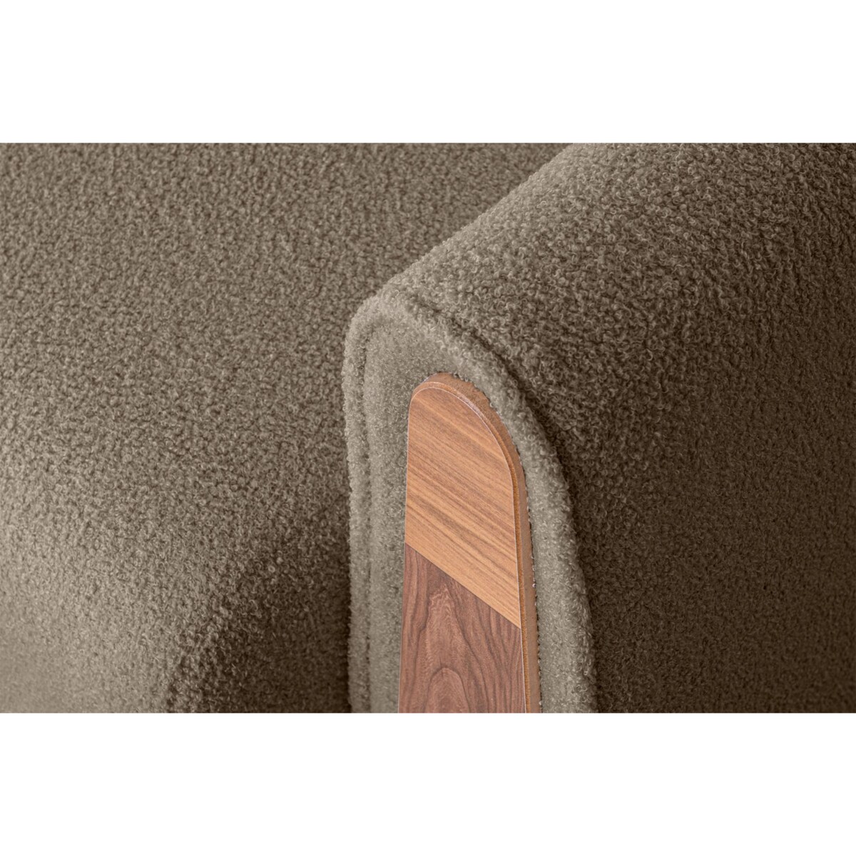 KONSIMO GUSTAVO Sofa trzyosobowa wykonana z ciemnobeżowej tkaniny boucle