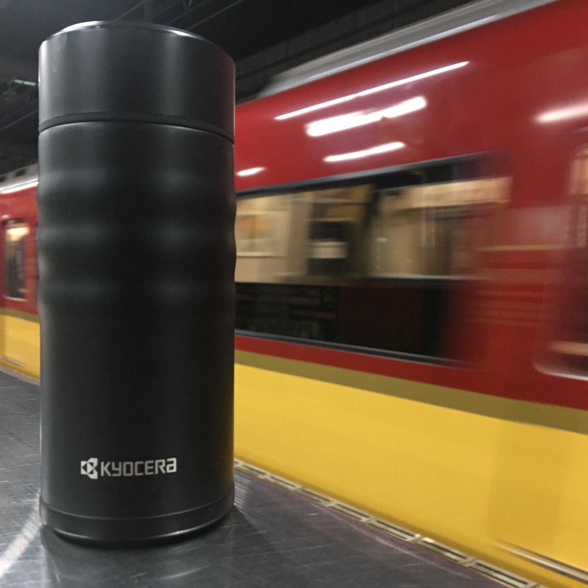 Kubek termiczny matowy czarny Twist Top, 350 ml, Kyocera