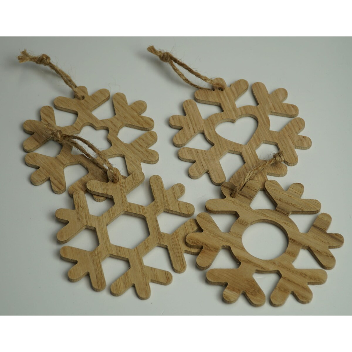 Drewniane ozdoby świąteczne do domu Śnieżynki dębowe 4szt.