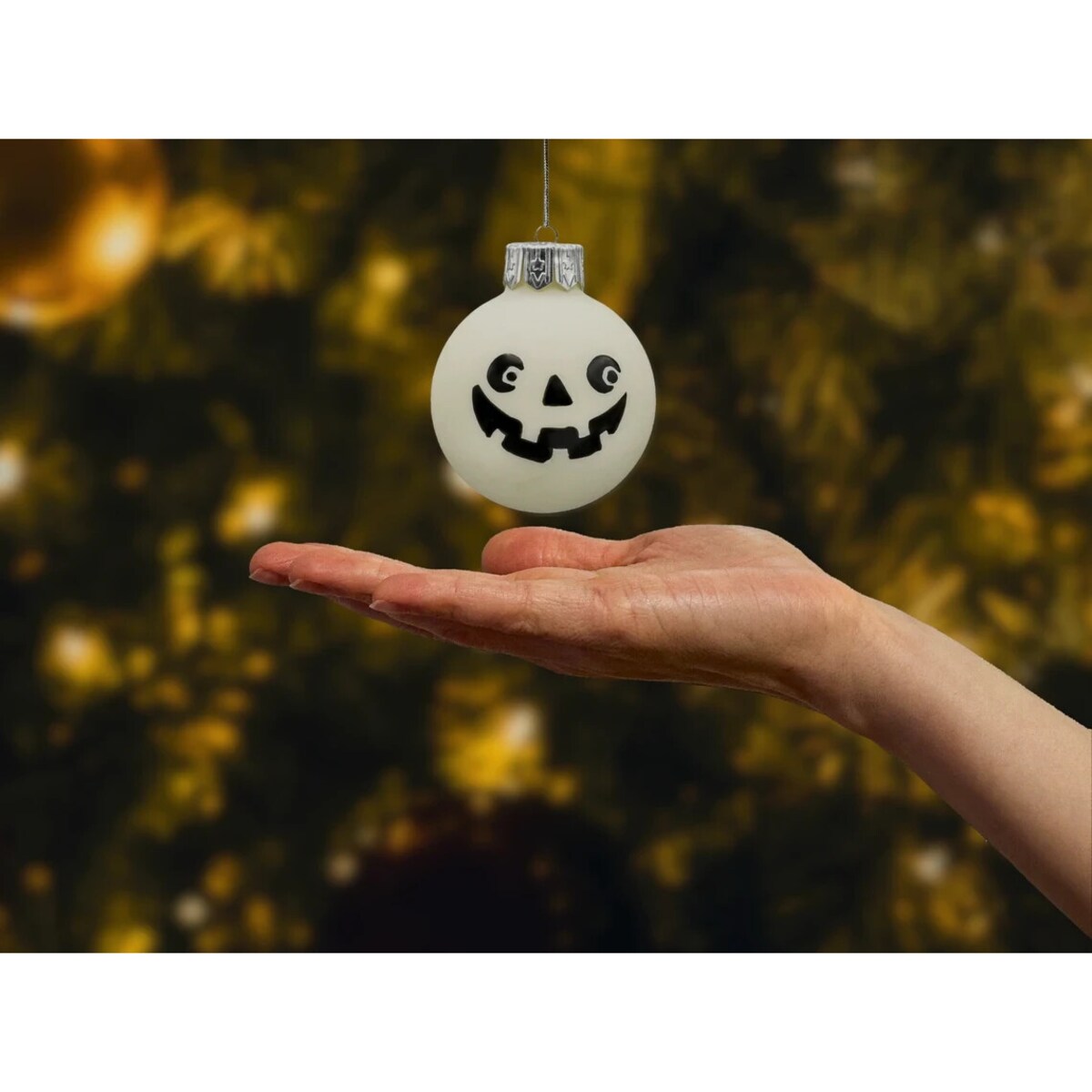 Bombka choinkowa: Biała bombka z uśmiechem dyni