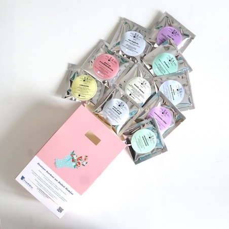 Zestaw prezentowy dla Niej. Box z kawą i herbatą na Dzień Kobiet - prezent upominek. Zestaw 10 herbat sypanych, zestaw 10 kaw smakowych oraz elegancki zaparzacz w kształcie agrafki