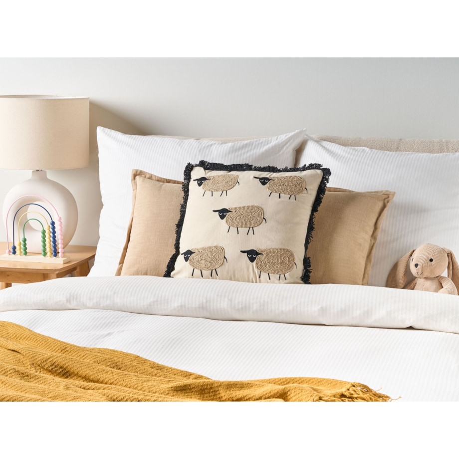 Poduszka dekoracyjna w owce z frędzlami 45 x 45 cm beżowa BANNU