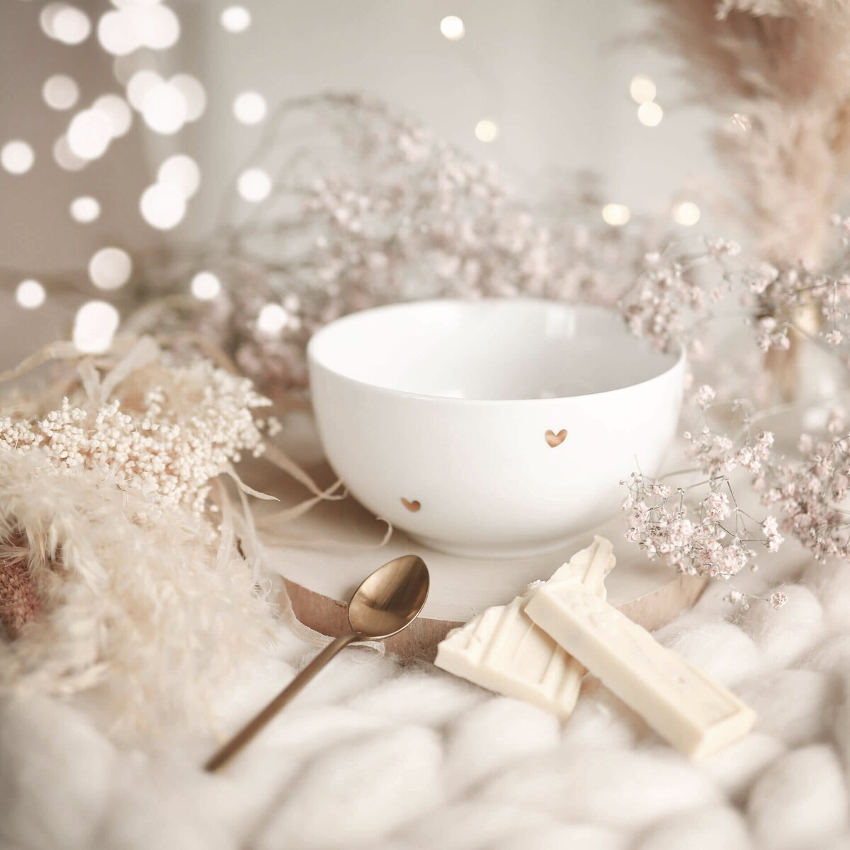 Biała miska porcelanowa 500 ml - motyw złotych serduszek dla bliskiej osoby na walentynki