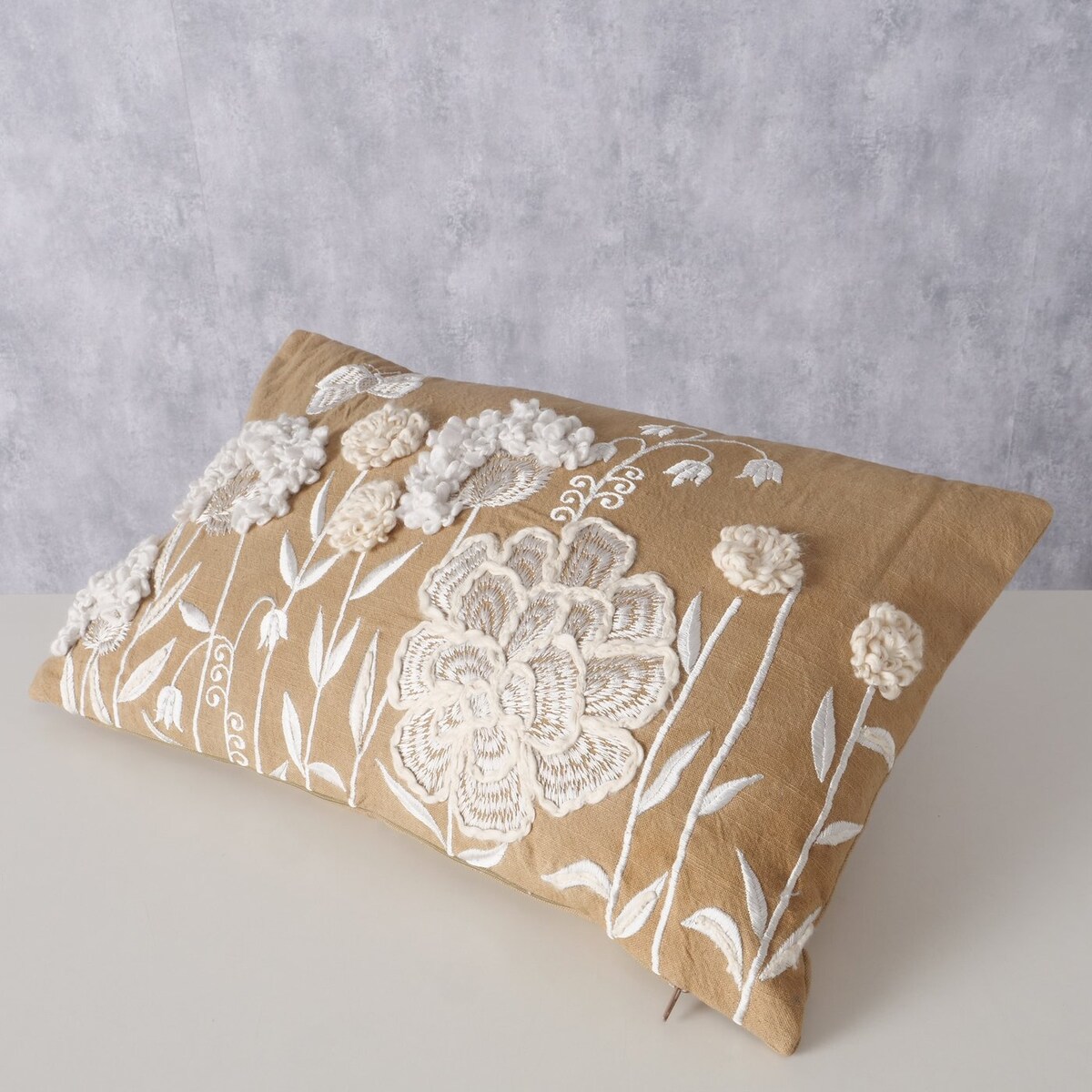Poduszka dekoracyjna wyszywana MARIELLE w kwiatki, 49 x 29,3 cm