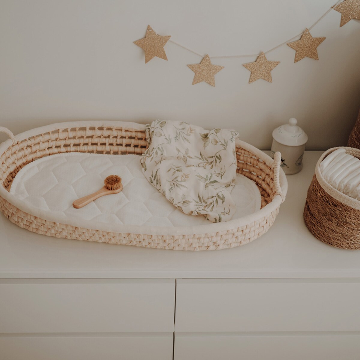 Kosz do przewijania — pleciony z grubej trawy