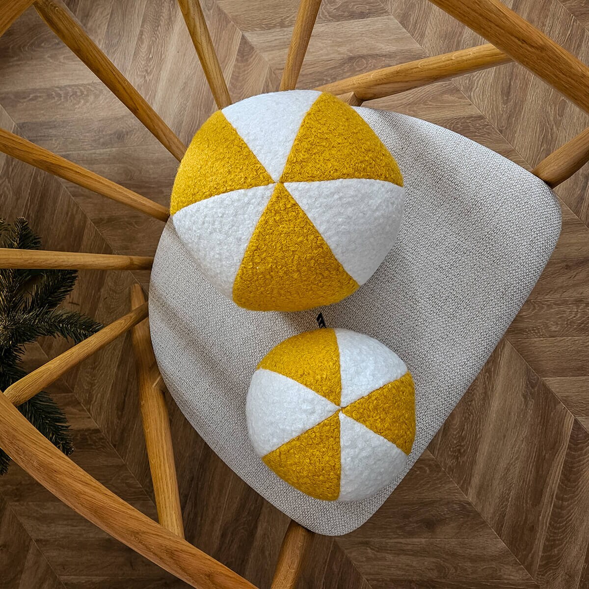 Poduszka SOFT LOOP | biało - musztardowa kula