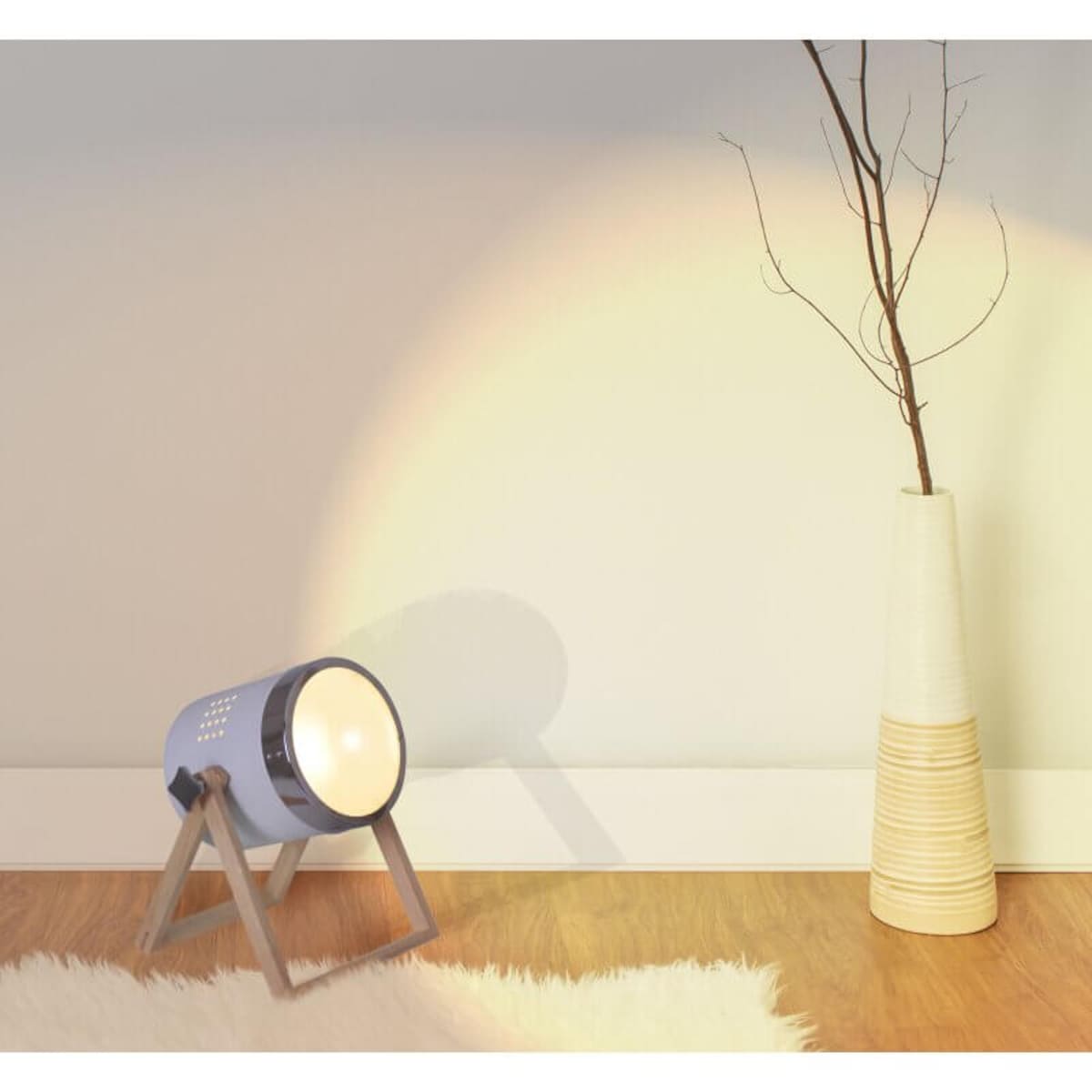 Nocna lampa stojąca Tim do sypialni regulowana biała drewno